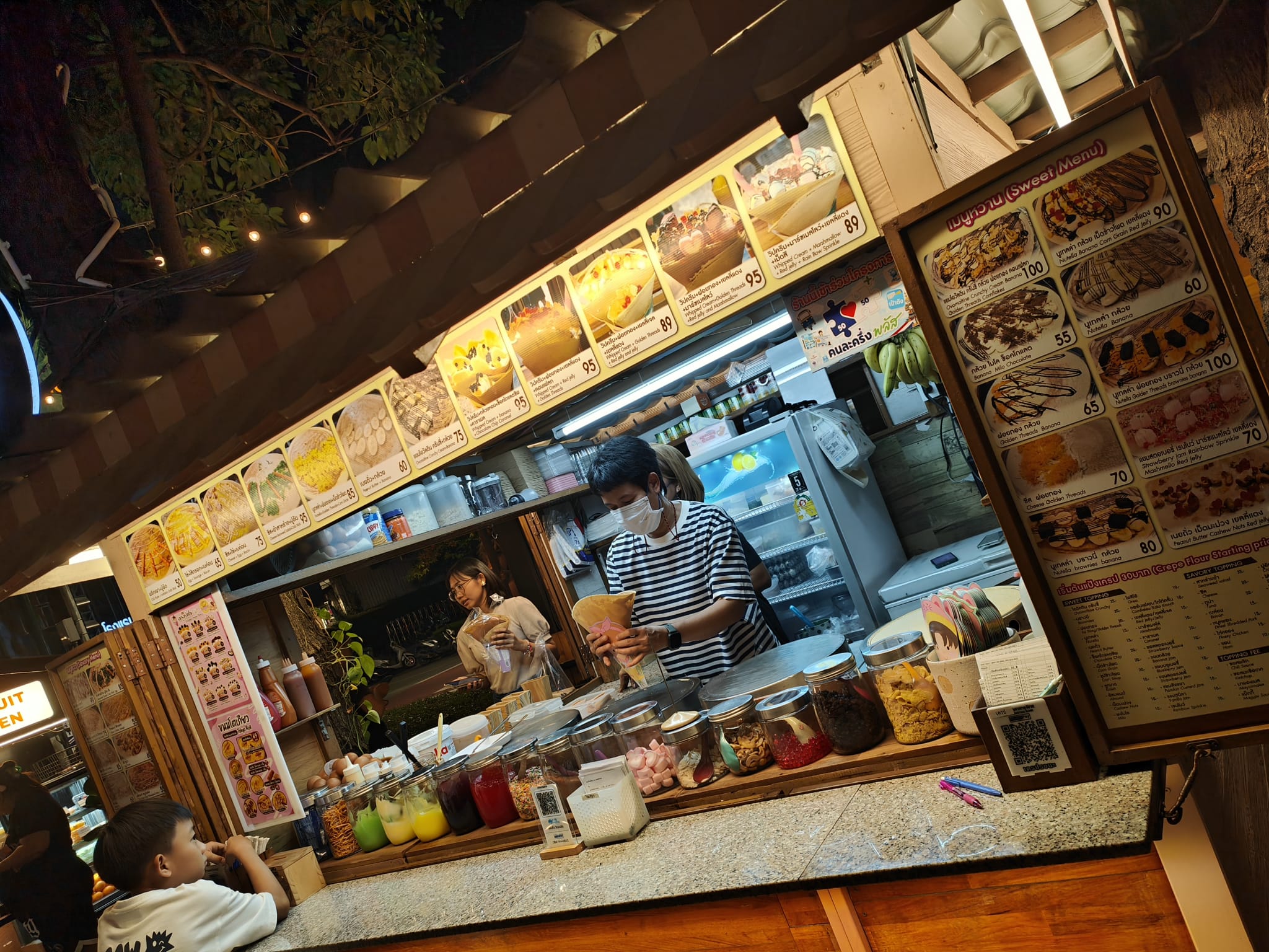 Food-Stand am Camping Ground bei Nacht